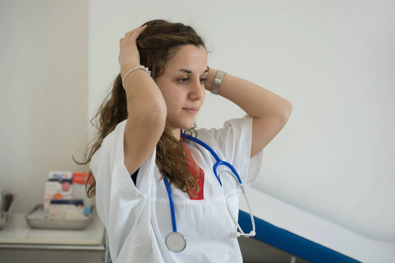 Una enfermera se da un automasaje contra el estrés. 