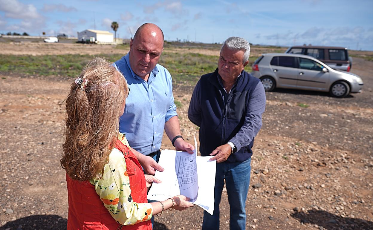 Visita al solar que acogerá la nueva infraestructura social. 