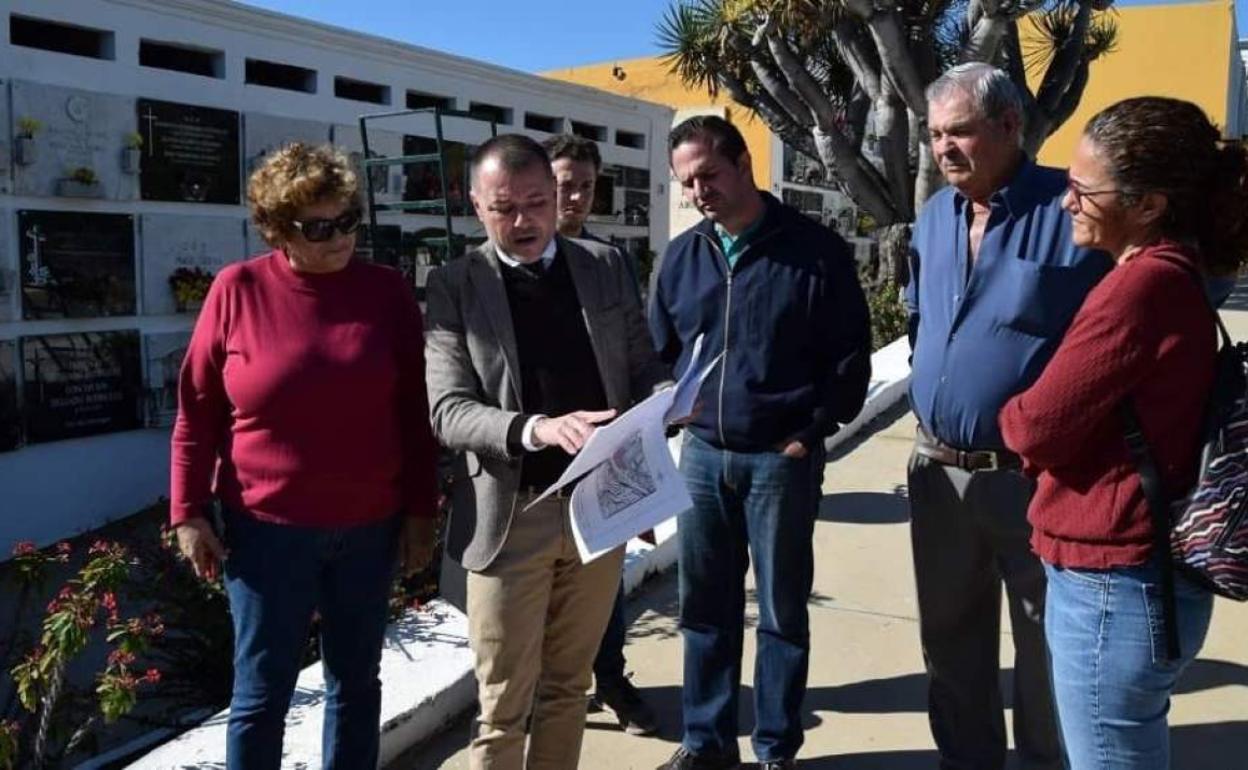 Teodoro Sosa revisa los planos de la obra con los concejales Pilar Mendoza y Heriberto Reyes, entre otros. 