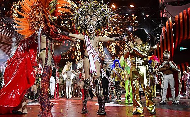 Imagen principal - Carnaval Las Palmas: «Siempre fui el más bajito de la clase y ahora puedo ser lo grande que quiera»