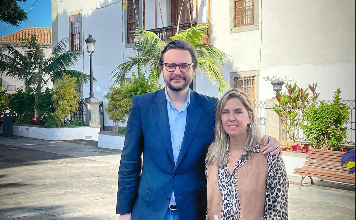 Sergio Ramos, candidato del PP a la alcaldía de Telde, junto a María González Calderín. 