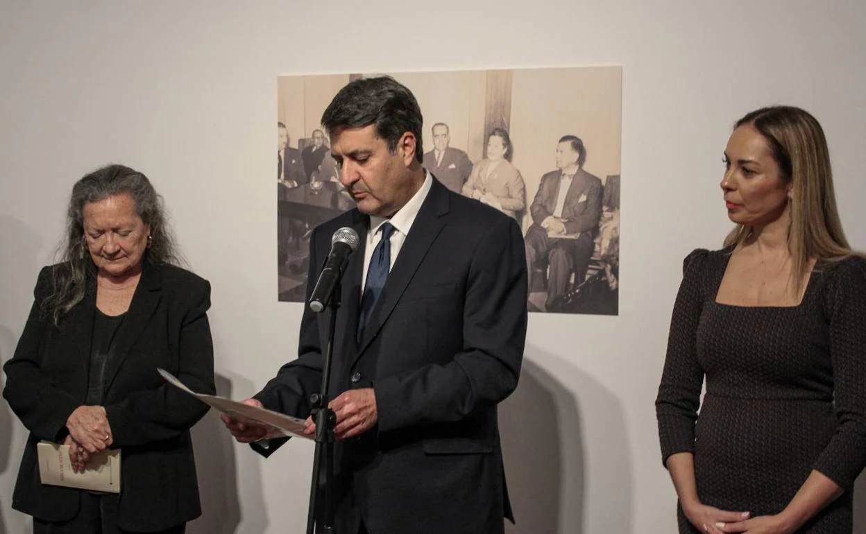 Domingo Doreste, presidente de la Fundación Pino Ojeda, junto a Guacimara Medina y Elsa López, en la inauguración de este lunes. 