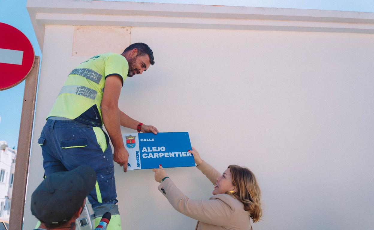 Instalación de placa en Argana Alta, con presencia de la alcaldesa, Ástid Pérez. 
