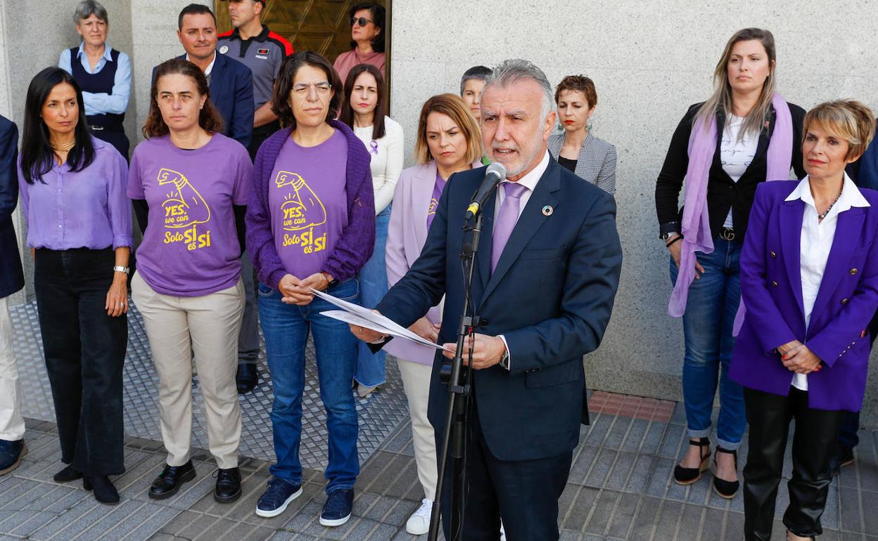 El presidente del Gobierno de Canarias, Ángel Víctor Torres (2d); las consejeras de Economía, Elena Máñez (d); y Derechos Sociales, Noemí Santana (4i); y la viceconsejera de Igualdad y Diversidad, Silvia Jaén (3i); este miércoles durante la lectura del manifiesto por el Día de la Mujer. 