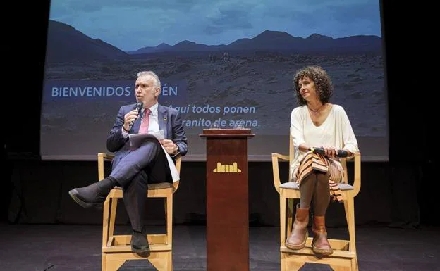 El presidente del Gobierno de Canarias, Ángel Víctor Ángel Torres, y la coordinadora de Canary Islands Film, Natacha Mora, este jueves. 