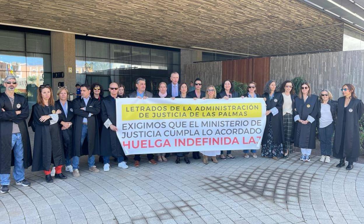 Imagen de la protesta de los letrados este jueves en la capital grancanaria. 