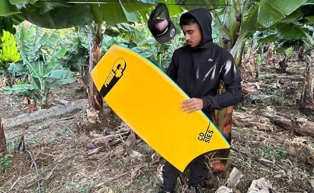 Javier Domínguez, con una de sus tablas. 