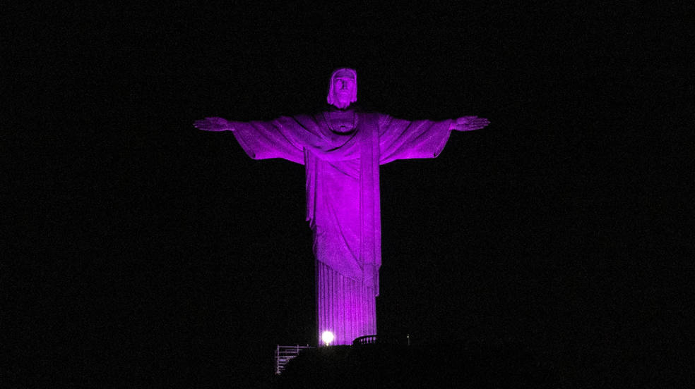 El Monumento del Cristo Redentor se ilumina de rosado con motivo de la conmemoración del Día Internacional de la Mujer, en Río de Janeiro (Brasil). 