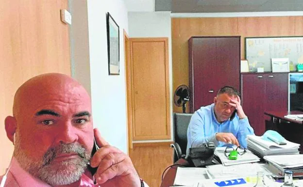 El mediador del caso y el director del Servicio Canario de Salud, en una foto tomada por el primero, en el despacho de Domínguez. 
