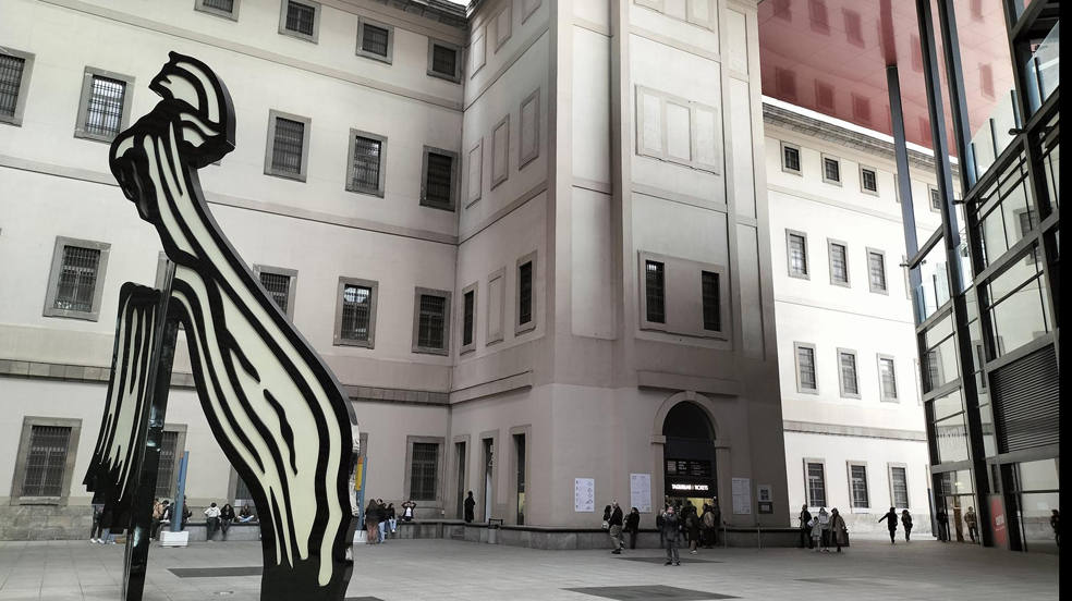 Patio interior del Museo Reina Sofía con la escultura Brushstroke (Pincelada) de Roy Lichtenstein. Un entorno exclusivo que conjuga las líneas modernas del edificio Nouvel con la sobriedad de la fachada del edificio Sabatini. El Museo Nacional Centro de Arte Reina Sofía, conocido comúnmente como Museo Reina Sofía, es un museo de arte del siglo XX y contemporáneo. 