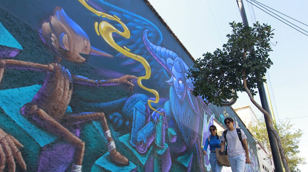 Personas caminan junto a un mural inspirado en la película "Pinocchio" del cineasta mexicano Guillermo del Toro, en la ciudad de Guadalajara (México). Artistas urbanos rinden un homenaje a la obra del cineasta mexicano Guillermo del Toro con un mural con los personajes de su cinta “Pinocchio”, nominada a Mejor Película de Animación en los Premios Óscar. 