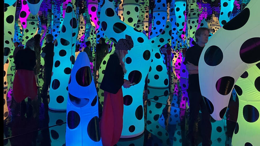 Unas personas visitan la instalación "Love is Calling" de la artista japonesa Yayoi Kusama, que forma parte de la serie "Infinity Mirror Rooms" (habitaciones de espejos infinitos), en el Museo de Arte Pérez, en Miami (Estados Unidos). 