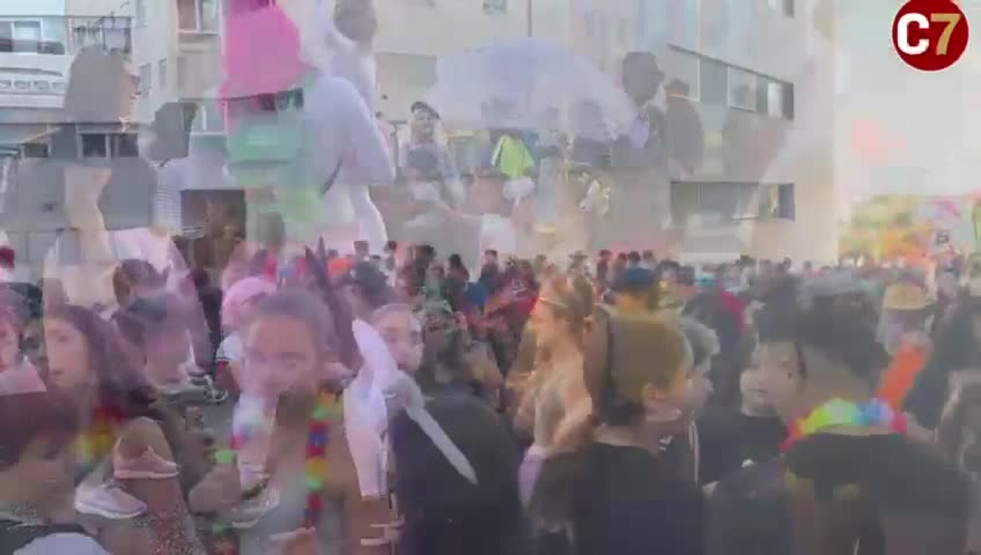 El carnaval de Telde desparrama música y color por sus calles