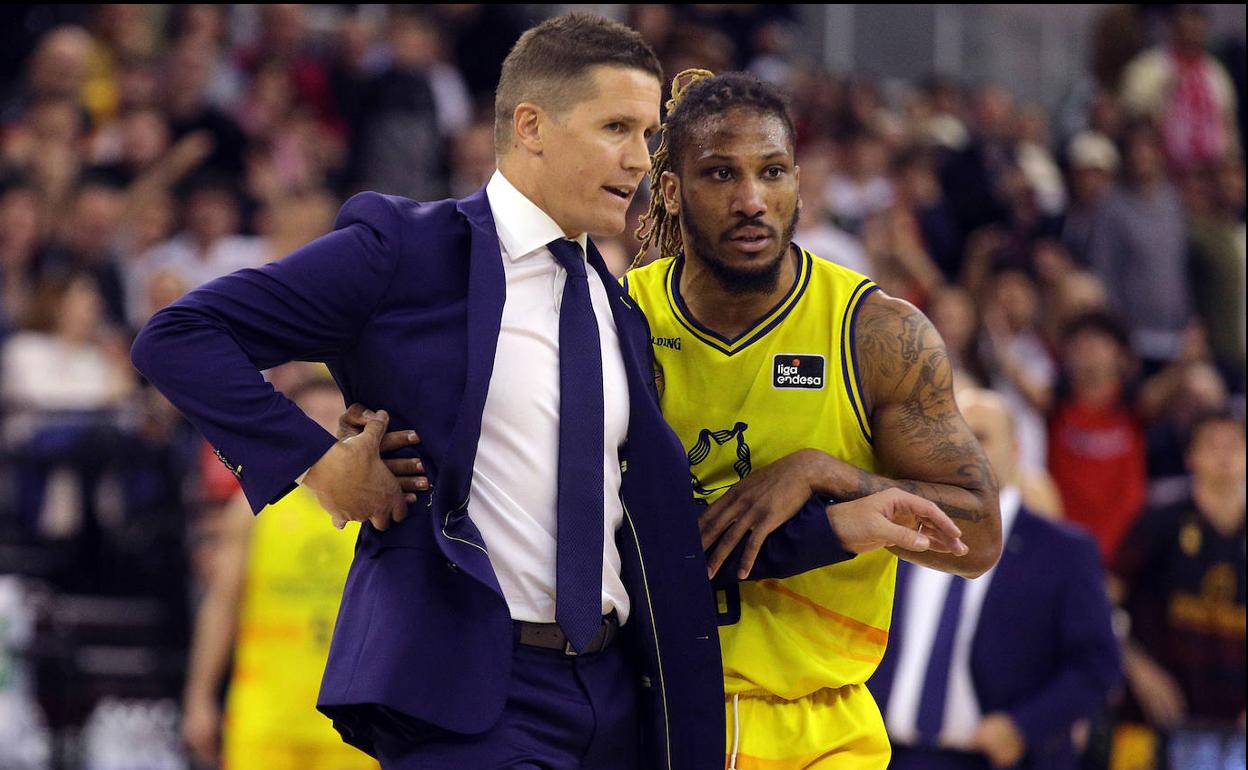 El base francés Andrew Albicy sujeta a Jaka Lakovic tras ser expulsado, intentando que dejara de protestar. 