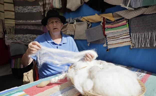 Pino Hernández, a sus 76 años, hilando lana en el huso. 