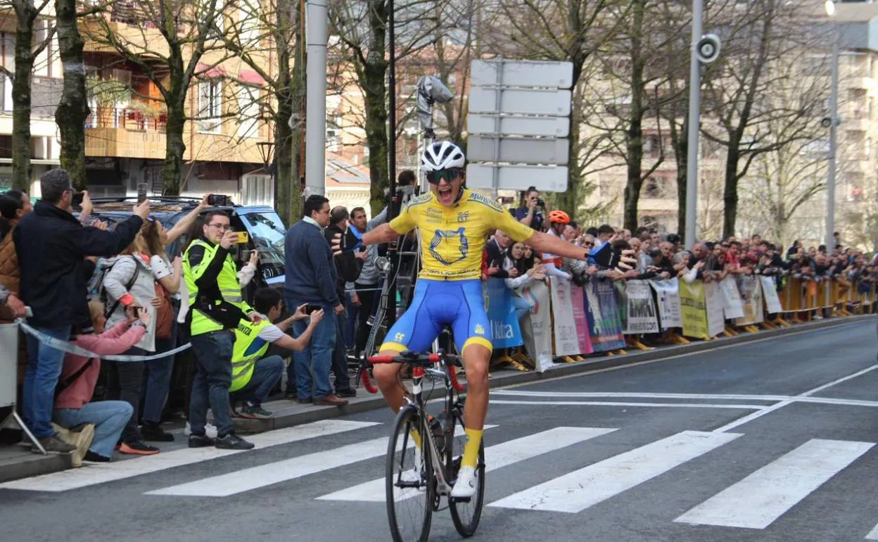 Alegría de Daniel Lado a su llegada a la línea de meta de Amurrio como ganador de la etapa. 