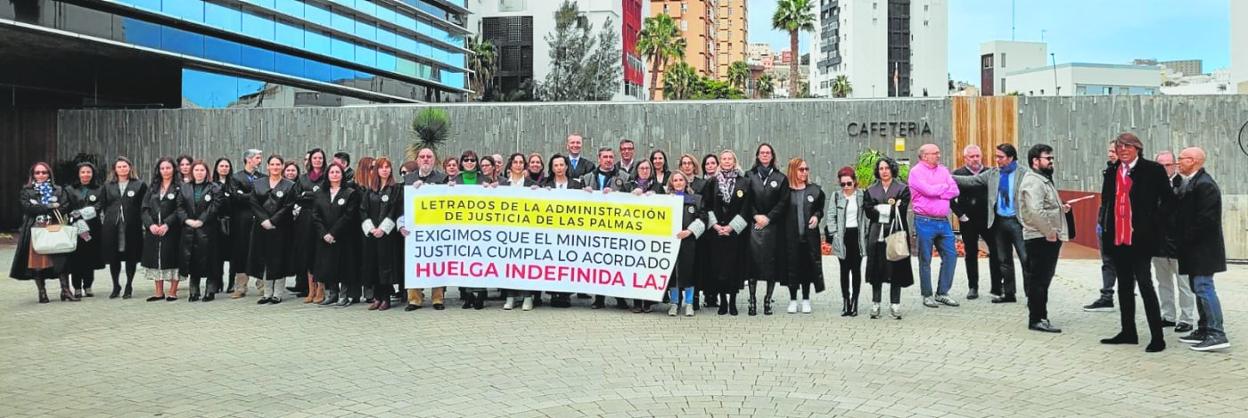 Imagen de una de las concentraciones de protesta organizada por los letrados en Las Palmas y apoyada por varios magistrados. 