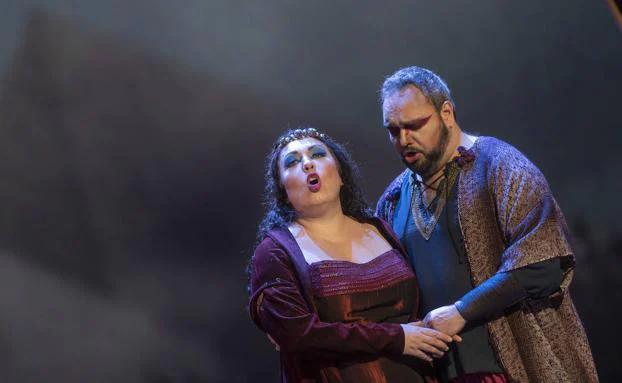 María José Siri, como Aida, y Sergio Escobar, como Radamès. 