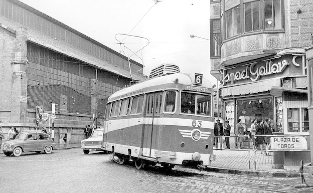 Tranvía junto al Mercado de Alicante.