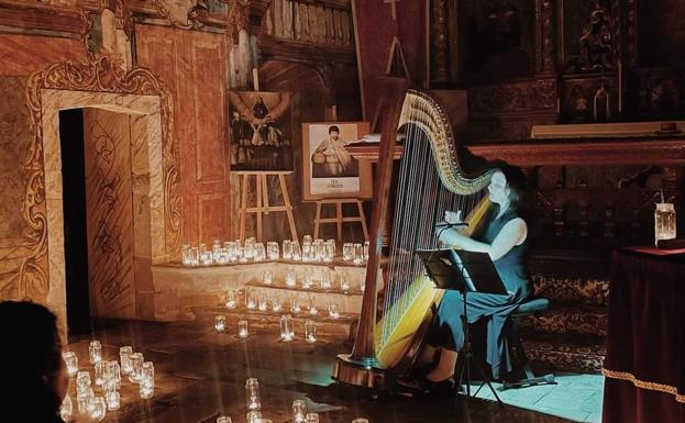 Música de arpa y luz de 200 velas en la ermita de Ampuyenta