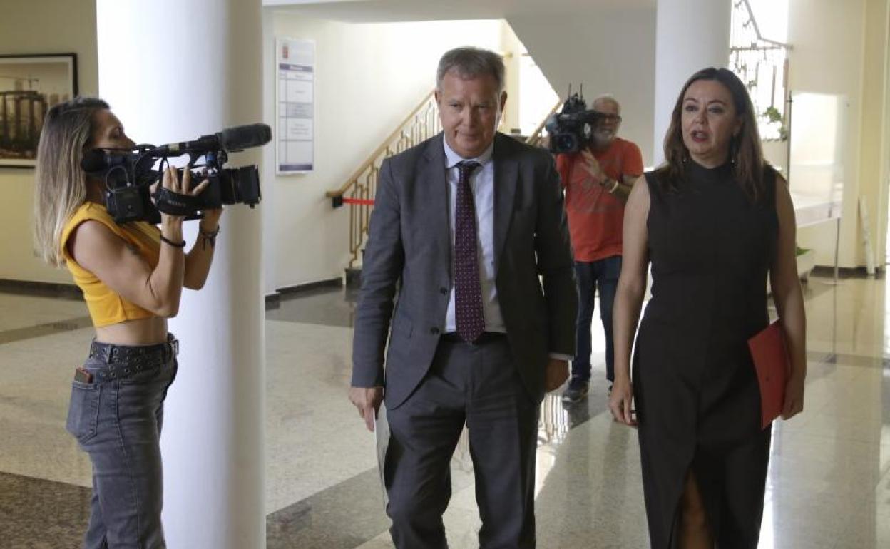Sebastián Franquis, en el Cabildo de Lanzarote, con la presidenta, María Dolores Corujo. 
