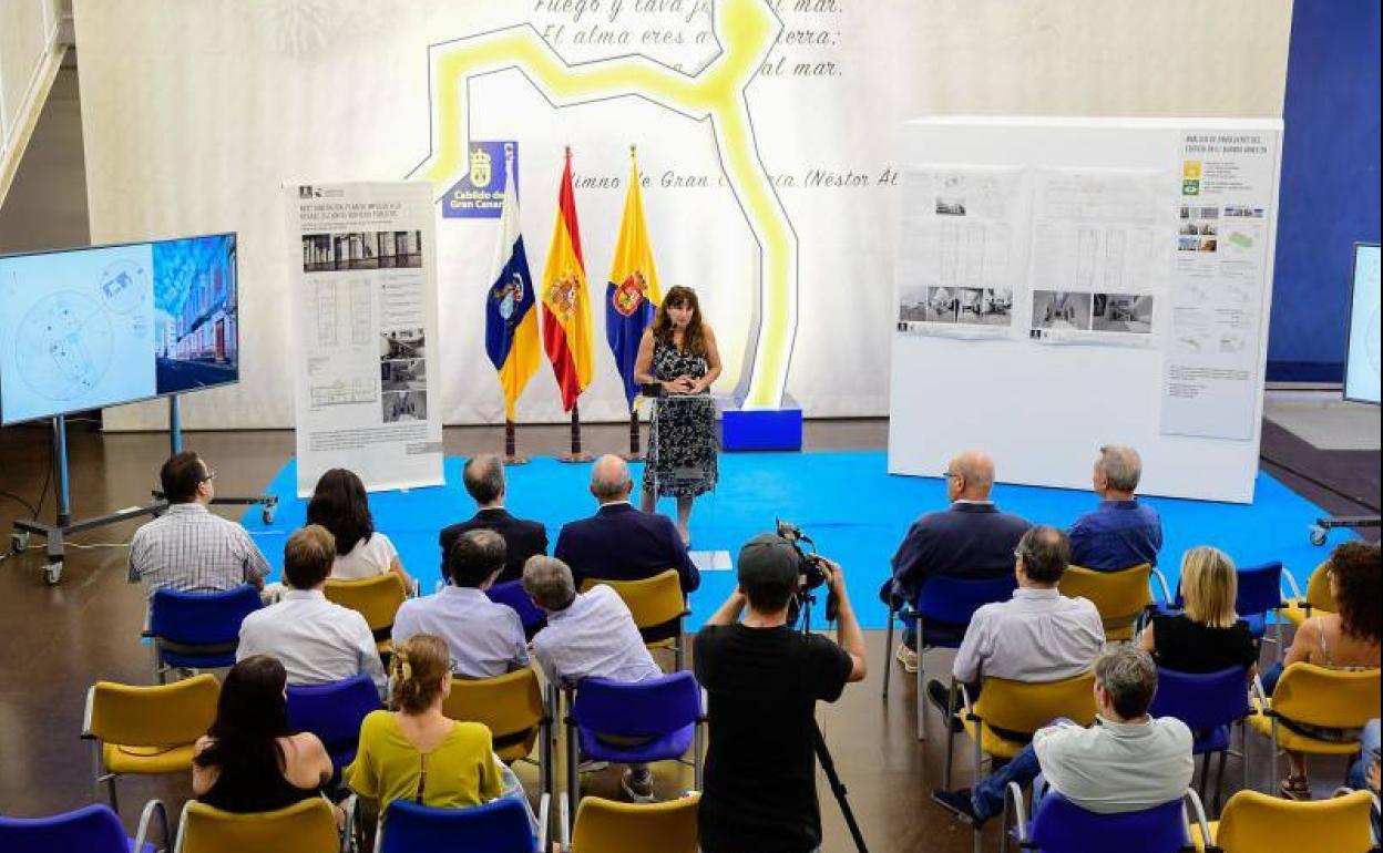 Conchi Monzón, consejera de Vivienda del Cabildo, durante un acto en el patio de la Casa Palacio. 