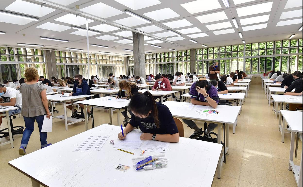 Estudiantes canarios examinándose de la EBAU. 