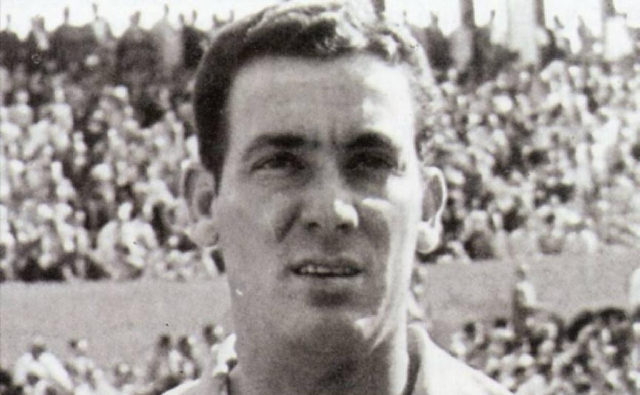 Sinforiano Padrón, primer goleador de la UD en un derbi ante el Tenerife. 