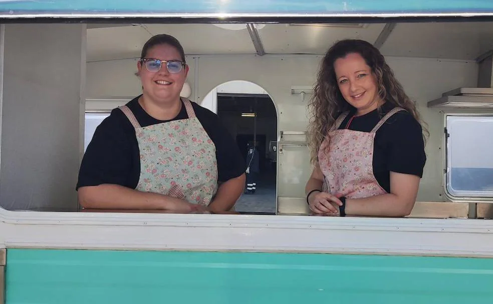 Judith González y Delia Serrano, en su food truck. 