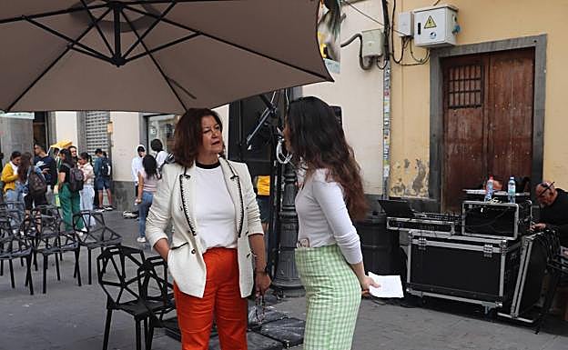 La concejala del Distrito Centro del Consistorio capitalino, Mari Carmen Reyes, y a su derecha la poetisa, divulgadora y 'Tiktoker' Patricia Fernández. 