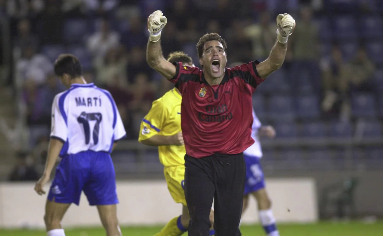 Icónica celebración de Nacho González tras su gol en el derbi del Heliodoro del año 2001. 