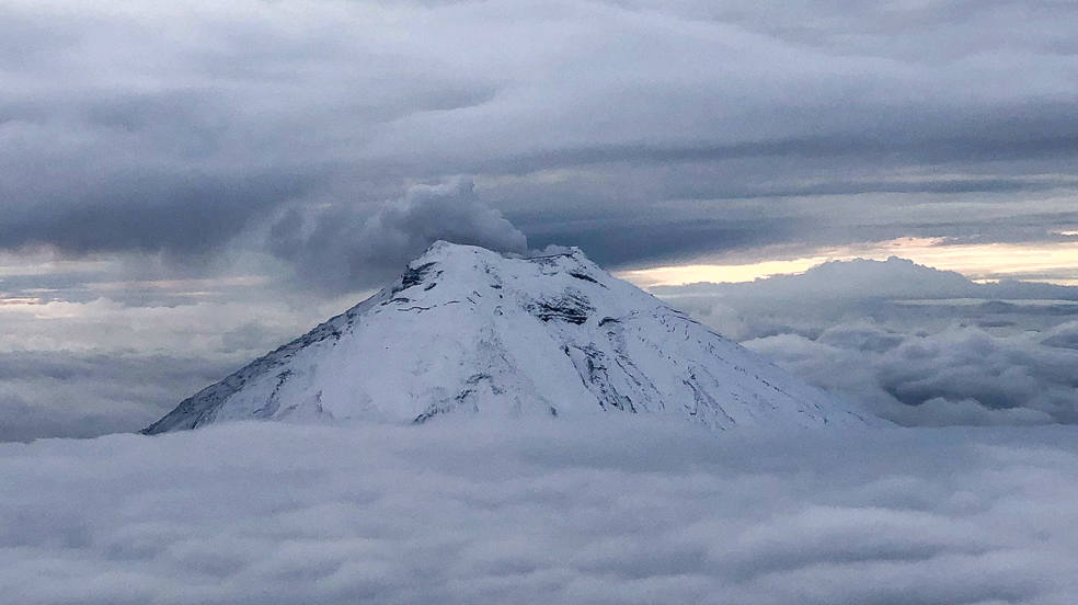 Vista del volcán Cotopaxi, desde la cabina de un avión en Latacunga (Ecuador). 