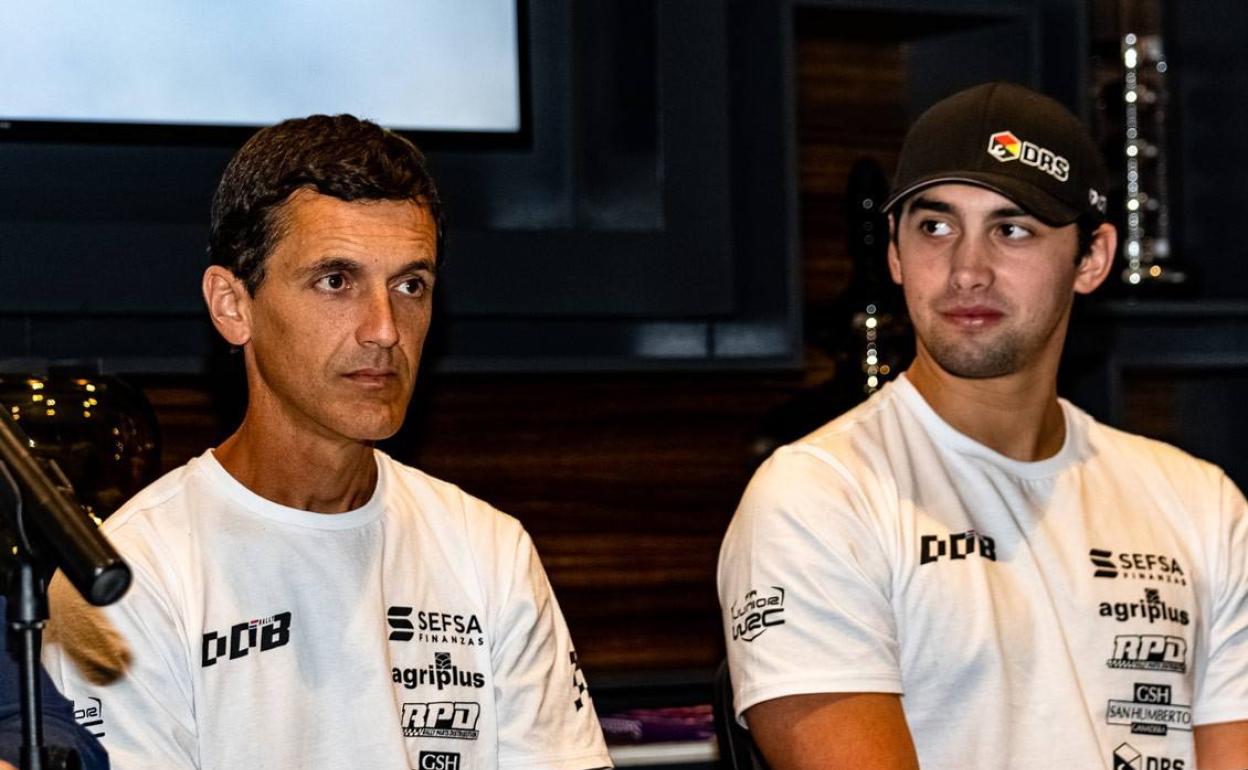 Rogelio Peñate, junto a su piloto Diego Domínguez. 