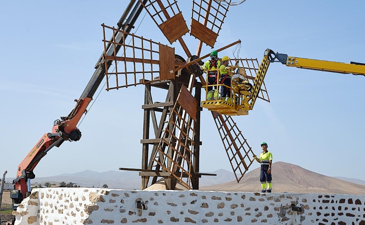 Colocación de las aspas con la grúa alquilada por el Cabildo. 