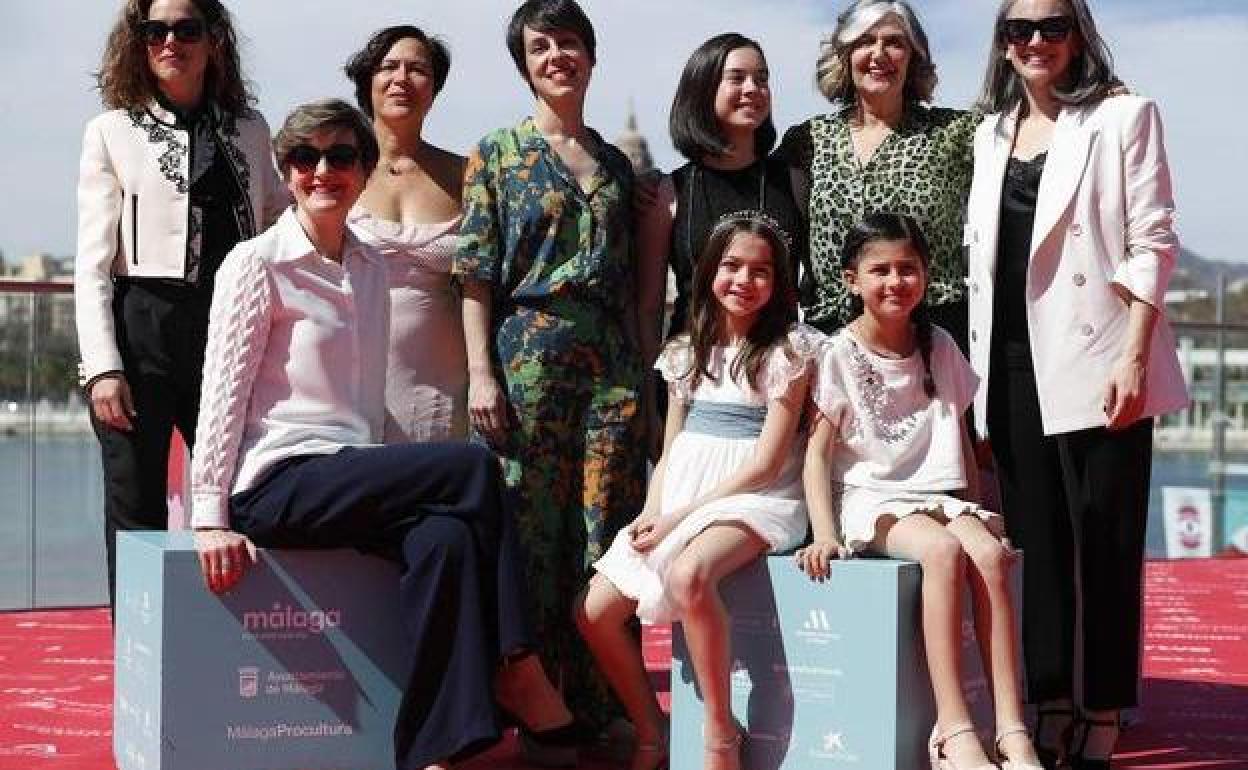 El equipo de '20.000 especies de abejas' en Málaga, con la directora Estibaliz Urresola y la pequeña Sofía Otero al frente.