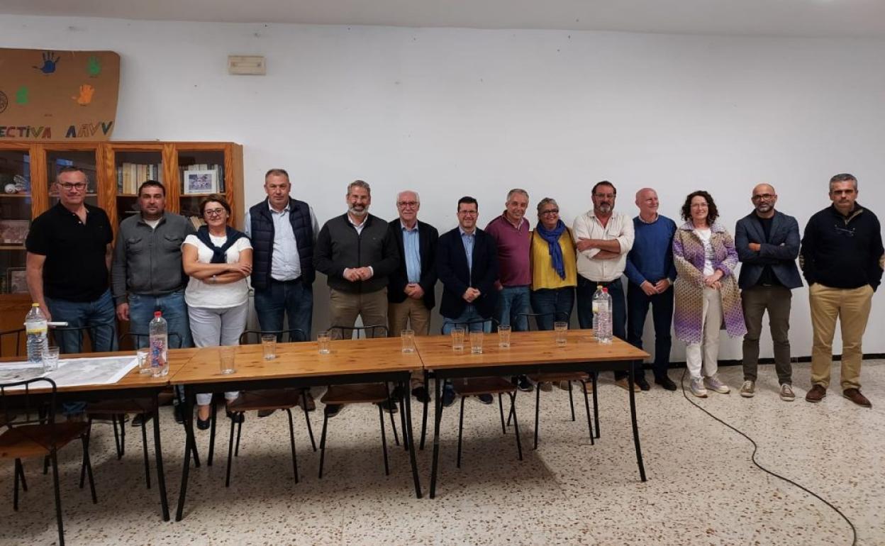 Miembros de las corporaciones locales de Arucas y Firgas junto al consejero insular Miguel Hidalgo. 