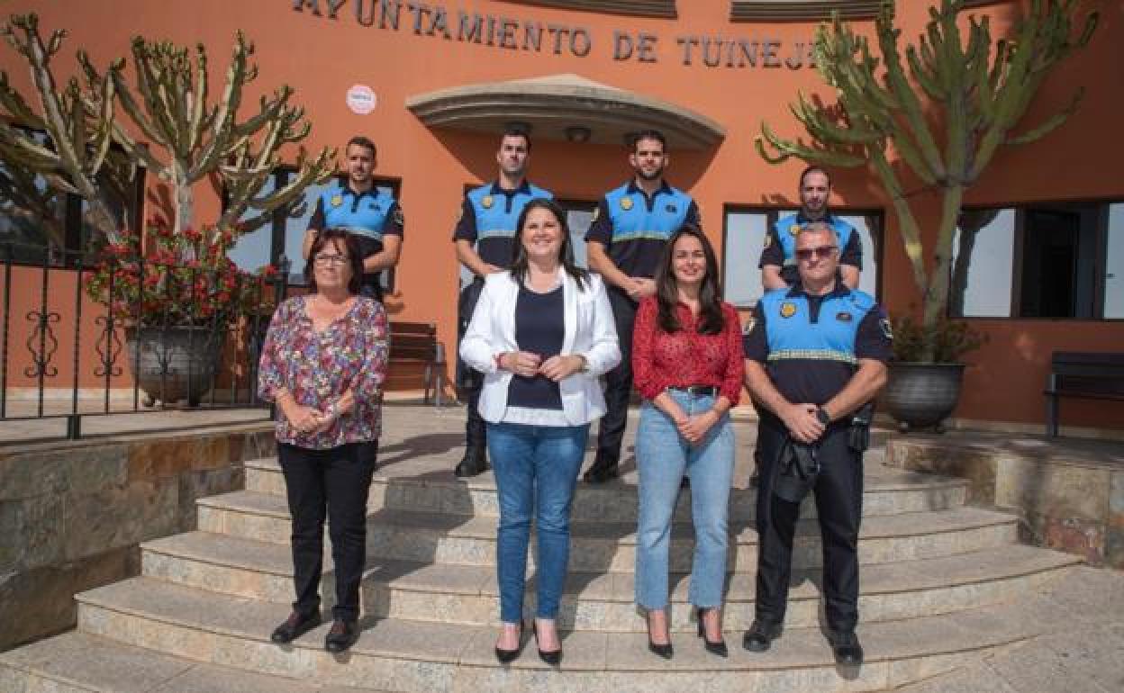 Esther Hernández, alcaldesa, y las dos concejalas, con los nuevos agentes y el jefe de la Policía Local. 
