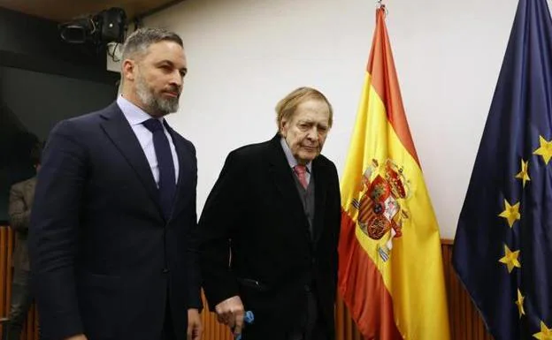 El candidato a la Presidencia del Gobierno, Ramón Tamames, acompañado del líder del partido, Santiago Abascal
