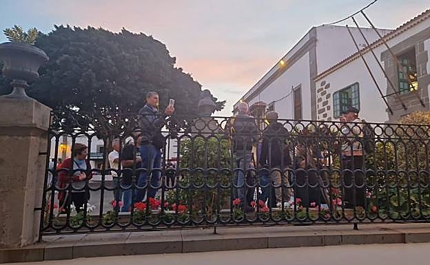 Imagen del momento en que un grupo de vecinos que increpaba a la candidata de NC a la entrada de recinto donde celebraría el acto de presentación de su candidatura. 
