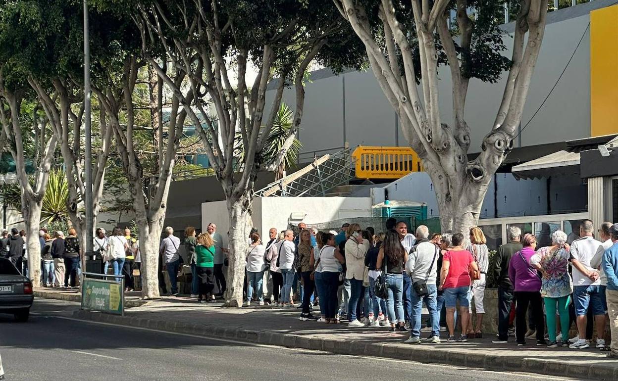 Largas colas en el teatro. 