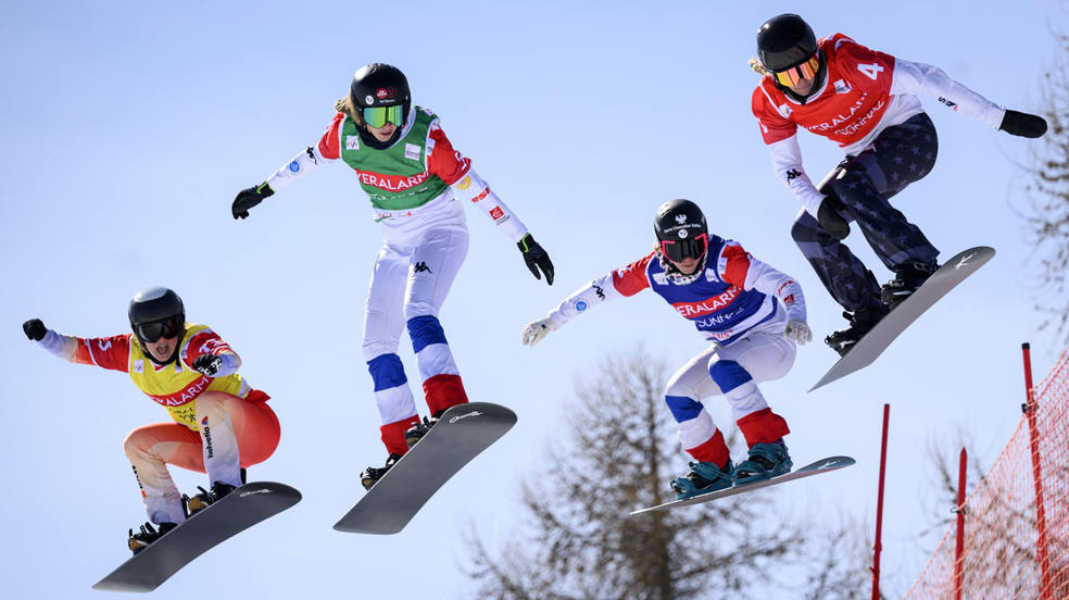 Sophie Hediger de Suiza, Chloe Trespeuch de Francia, Alexia Queyrel de Francia y Lindsey Jacobellis de los Estados Unidos aceleran por la pista durante la Copa del Mundo de Snowboard Cross FIS para mujeres , SBX, en Veysonnaz, Suiza. (Francia, Suiza, Estados Unidos) EFE/EPA/LAURENT GILLIERON