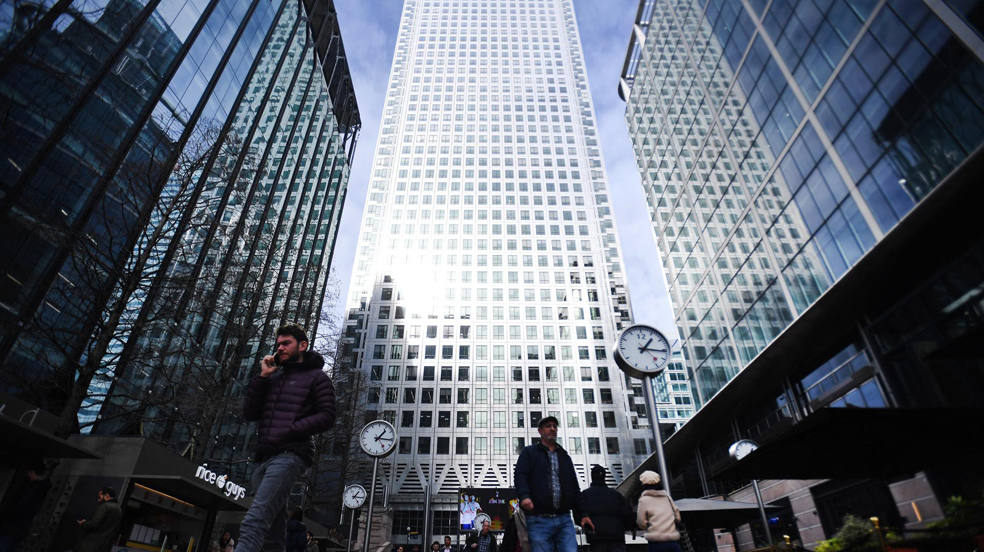 Los bancos internacionales se elevan sobre los peatones en el distrito financiero de Londres, Canary Wharf, en Londres, Gran Bretaña. Crecen los temores de una nueva crisis bancaria mundial tras las pérdidas sufridas por Credit Suisse y la quiebra del banco estadounidense SVB (Silicon Valley Bank). 