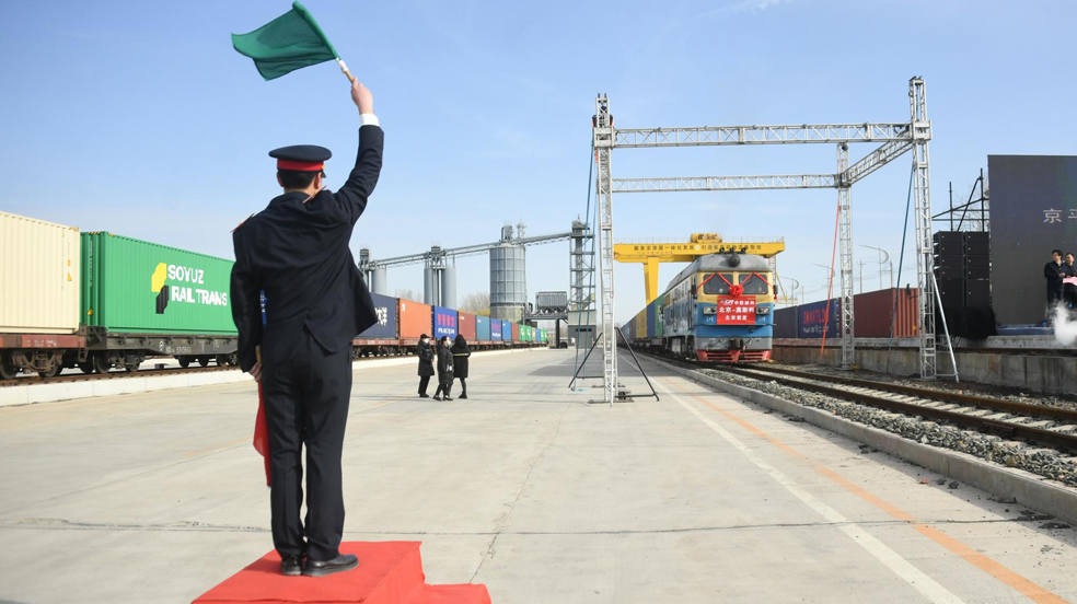 Un tren de mercancías China-Europa con destino a Moscú parte de la estación ferroviaria de Mafang, en el distrito de Pinggu de Pekín, capital de China. Un tren de mercancías cargado con 55 contenedores partió de Beijing hacia la capital rusa, Moscú, marcando el lanzamiento del primer servicio de tren de carga directo China-Europa desde la capital china.
