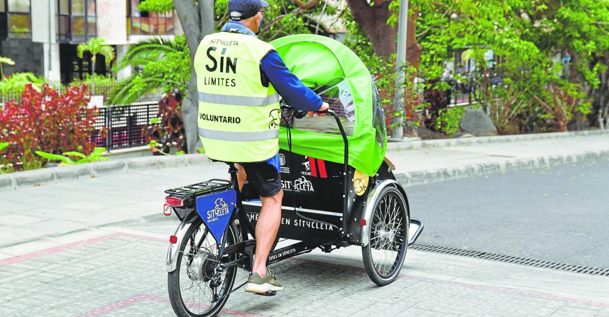 Imagen de archivo de un voluntario prestando un servicio del proyecto Sítycleta Sin Límites. 