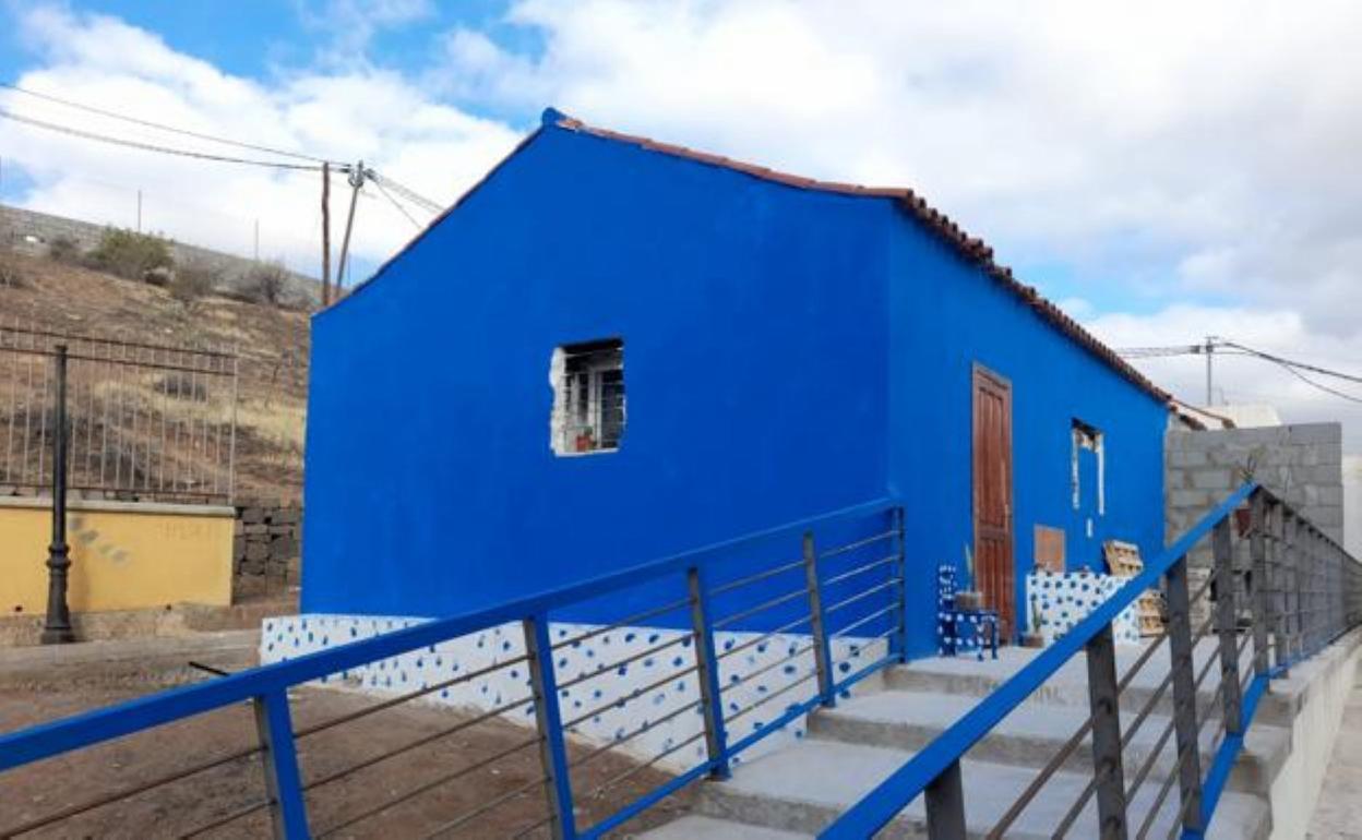Los okupas pintaron hace unos meses una de las habitaciones del tanatorio donde viven de azul. 