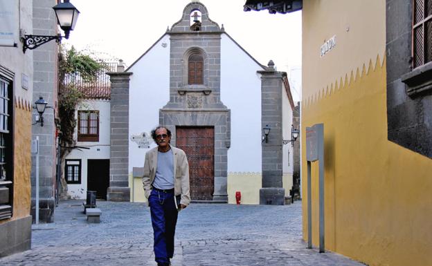 El periodista y escritor Carlos Álvarez, en el barrio de Vegueta de la capital grancanaria. 