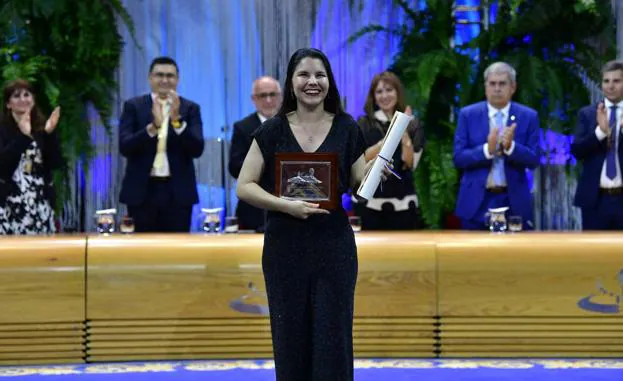 Recoge el premio su hija Clara María Ruiz.