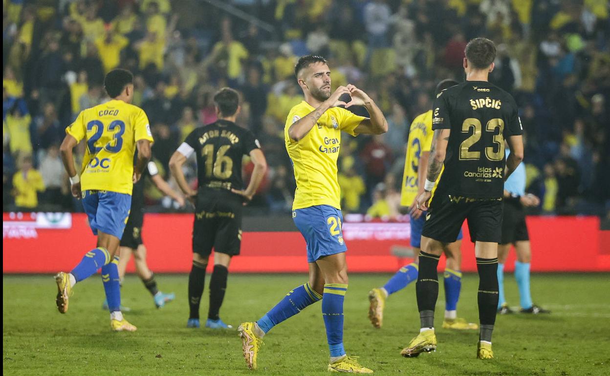 Segunda parte en juego con 3-0 para el Tenerife en el derbi canario