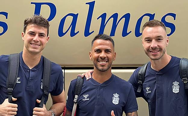 Imagen principal - Pelos de punta en Barranco Seco con la grandiosa despedida de la afición a la expedición de la UD