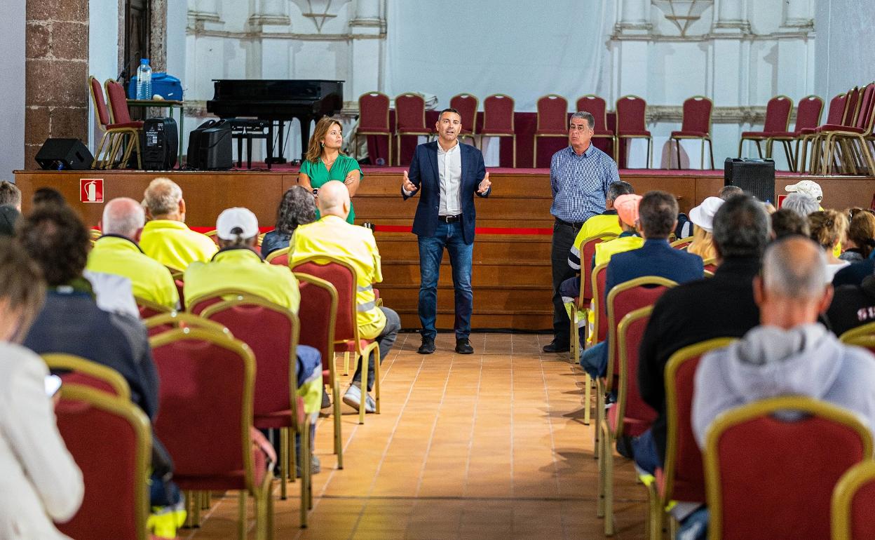 Autoridades de Teguise dando la bienvenida al nuevo personal. 